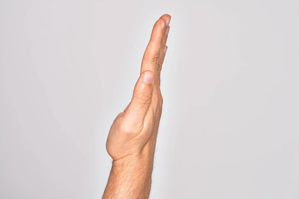 Dłoń Białego Młodzieńca Pokazująca Palce Białym Tle Pokazująca Wyciągniętą Dłoń — Zdjęcie stockowe