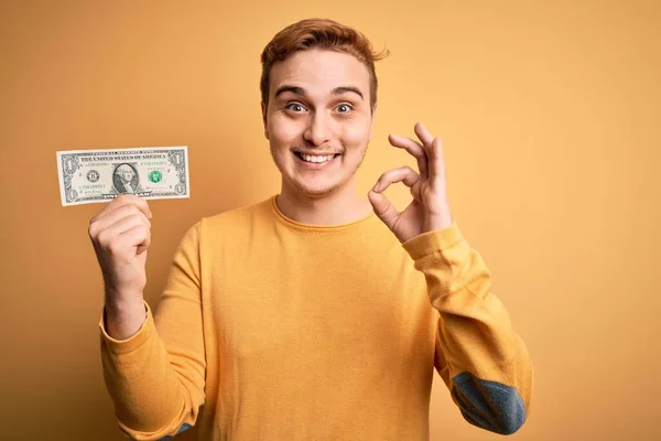 Joven Hombre Pelirrojo Guapo Sosteniendo Billetes Dólar Sobre Fondo Amarillo —  Fotos de Stock