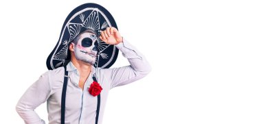 Arka planda ölü kostümü giymiş bir adam. Yorgun, rahat, uykulu ve sabahın erken saatlerinde esniyor. 