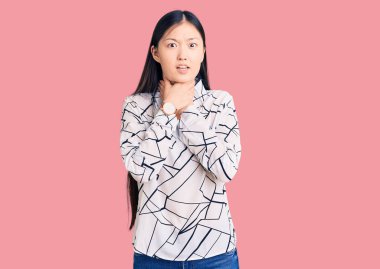 Gayri resmi tişört giyen genç, güzel bir Çinli kadın boğularak ölsün diye bağırıyor. Sağlık problemi. Boğulma ve intihar konsepti. 