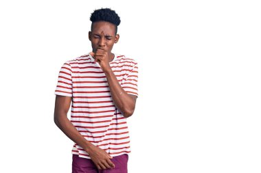 Genç Afro-Amerikalı bir adam günlük giysiler giyiyor kendini iyi hissetmiyor ve soğuk algınlığı veya bronşitin belirtisi olarak öksürüyor. sağlık hizmeti kavramı. 