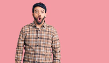 Gündelik kıyafetler giyen genç İspanyol adam şaşkınlık ve şaşkınlık dolu bir ifade, korku ve heyecanlı bir yüz ifadesiyle şoka uğramış ve korkmuştu.. 