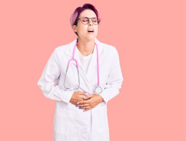Pembe saçlı, elleri karnında doktor üniforması giyen genç ve güzel bir kadın. Çünkü mide bulantısı, acı verici bir hastalık kendini iyi hissetmiyor. Ağrı kavramı. 