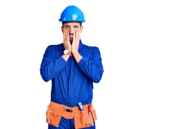 Genç, yakışıklı, işçi üniforması giyen, kasklı, endişeli ve stresli bir adam. Alnındaki sorun yüzünden gergin ve bunalımda. 