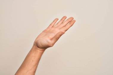 İzole edilmiş beyaz arka plan üzerinde parmaklarını gösteren beyaz bir adam. Avuç içi açık bir şekilde yardım ve destek için uzanıyor.