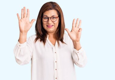 Orta yaşlı esmer kadın. 