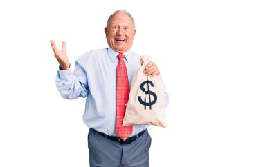 Yakışıklı, beyaz saçlı, şık kıyafetler giyen, para çantası taşıyan mutlu bir gülümsemeyle zaferi kutlayan ve ellerini kaldırarak ifade veren bir adam. 