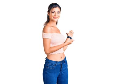 Genç ve güzel bir kadın gündelik giysiler içinde gülümseyerek içeri girmeye davet ediyor. 