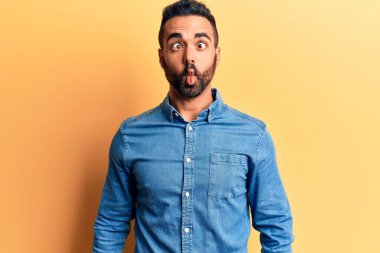 Gündelik kıyafetler giyen genç İspanyol adam dudaklarıyla balık suratı yapıyor, çılgınca ve komik bir jest. Komik ifade. 