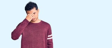 Gündelik kıyafetler giyen İspanyol yakışıklı genç adam yorgun burnu ve gözleri ovuşturup yorgunluk ve baş ağrısı hissediyor. Stres ve hüsran kavramı. 