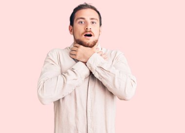 Genç, yakışıklı, beyaz bir adam günlük kıyafetler giyip bağırıyor ve boğularak ölüyor. Çünkü acı verici bir şekilde boğularak ölüyor. Sağlık problemi. Boğulma ve intihar konsepti. 