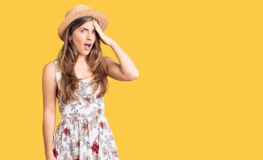 Yazlık şapka takan güzel, beyaz bir kadın. Yanlışlıkla el ele tutuşan bir şapkayla şaşırdı. Hatayı hatırla. Unuttum, kötü hafıza kavramı. 