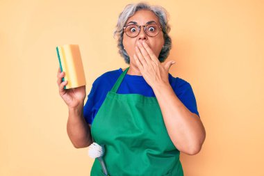 Son sınıf İspanyol asıllı, beyaz saçlı, önlük giymiş, ağzı yara fırçasıyla kaplanmış, şok olmuş ve hata yapmaktan korkan bir kadın. şaşırmış ifade 