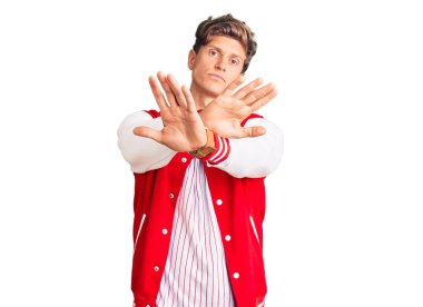 Beyzbol forması giyen yakışıklı bir adam reddedilme ifadesini takınıyor. 