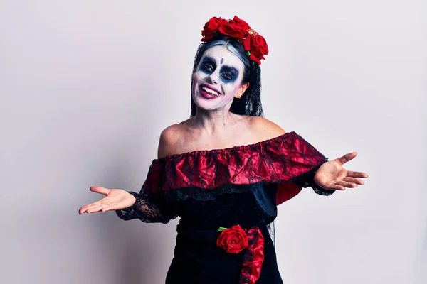 Mujer Joven Vistiendo Día Mexicano Del Maquillaje Muerto Sonriendo Alegre — Foto de Stock