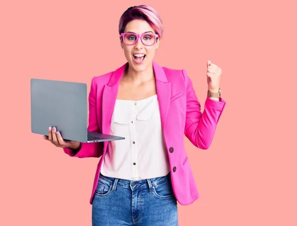 Junge Schöne Frau Mit Rosafarbenen Haaren Brille Laptop Der Hand — Stockfoto