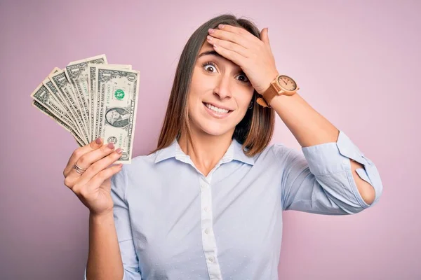 Junge Schöne Frau Mit Einem Bündel Dollarnoten Vor Isoliertem Rosa — Stockfoto