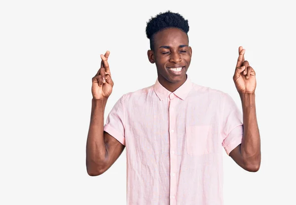 Jonge Afro Amerikaanse Man Casual Kleding Gekruiste Vinger Gekruist Lachend — Stockfoto