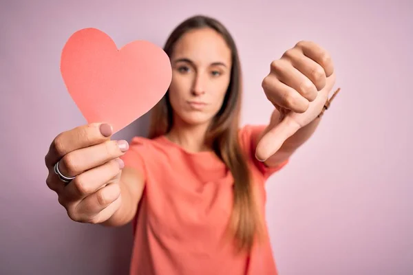 Joven Hermosa Mujer Romántica Sosteniendo Forma Del Corazón Papel Sobre —  Fotos de Stock