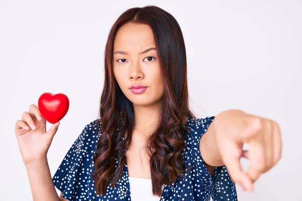 Jong Mooi Chinees Meisje Houden Hart Wijzen Met Vinger Naar — Stockfoto