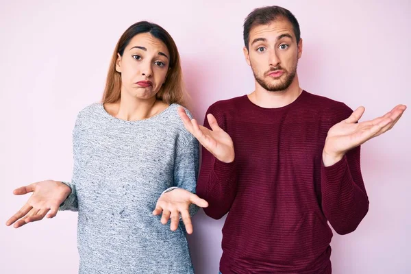 Hermosa Pareja Con Ropa Casual Expresión Despistada Confusa Con Los —  Fotos de Stock