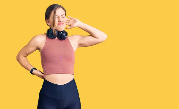 Hermosa Mujer Joven Caucásica Con Ropa Gimnasio Uso Auriculares Que — Foto de Stock