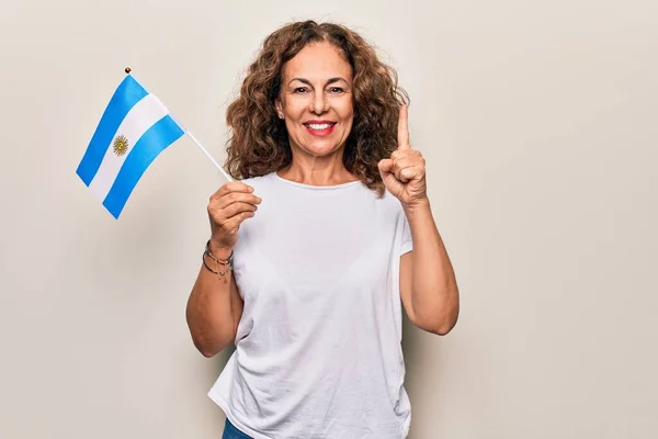 Medelåldern Vacker Patriotisk Kvinna Som Håller Argentinsk Flagga Över Isolerade — Stockfoto