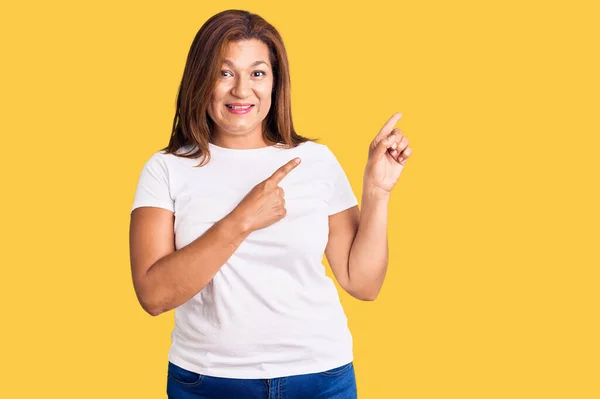 Mujer Latina Mediana Edad Vistiendo Una Camiseta Blanca Casual Sonriendo —  Fotos de Stock