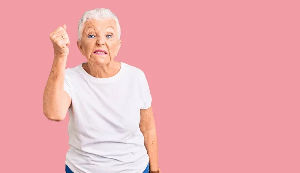 Senioren Mooie Vrouw Met Blauwe Ogen Grijs Haar Dragen Casual — Stockfoto