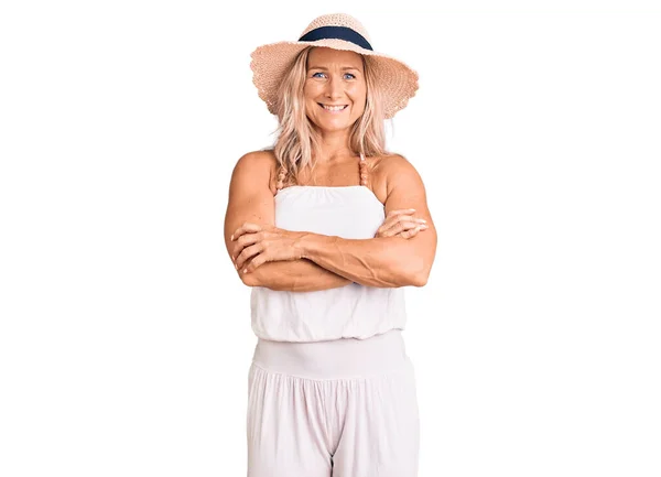 Mujer Rubia Mediana Edad Forma Con Sombrero Verano Cara Feliz — Foto de Stock