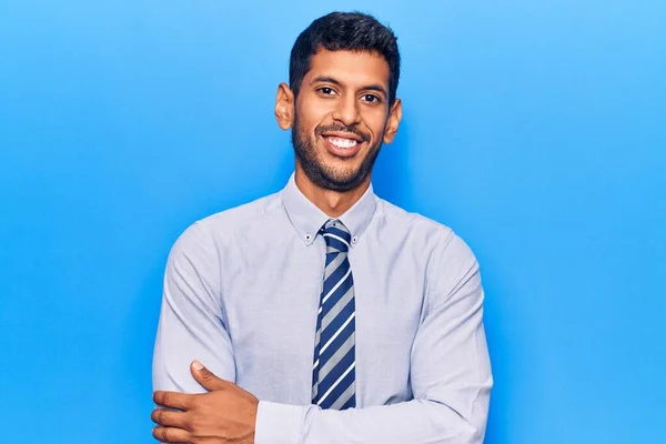 Giovane Uomo Latino Indossa Abiti Lavoro Volto Felice Sorridente Con — Foto Stock