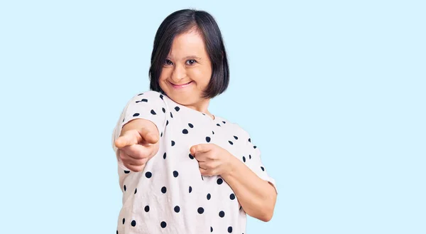 Mulher Morena Com Síndrome Vestindo Roupas Casuais Apontando Dedos Para — Fotografia de Stock