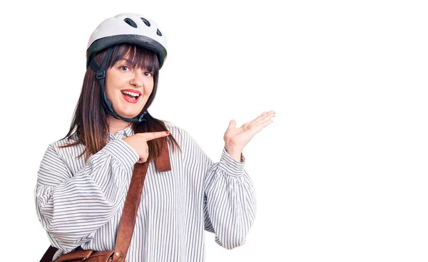 Jovem Mulher Size Usando Capacete Bicicleta Saco Couro Espantado Sorrindo — Fotografia de Stock