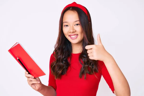 Ung Vacker Kinesisk Flicka Håller Bok Ler Glad Och Positiv — Stockfoto