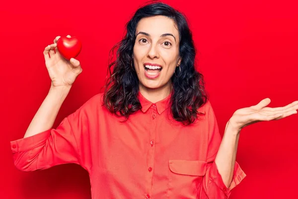 Junge Schöne Hispanische Frau Mit Herz Feiert Leistung Mit Glücklichem — Stockfoto