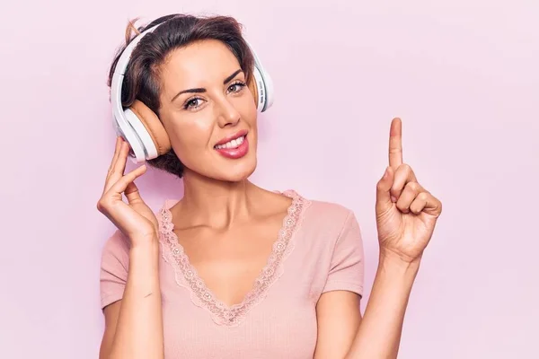Νεαρή Όμορφη Γυναίκα Ακούει Μουσική Χρησιμοποιώντας Ακουστικά Χαμογελώντας Μια Ιδέα — Φωτογραφία Αρχείου