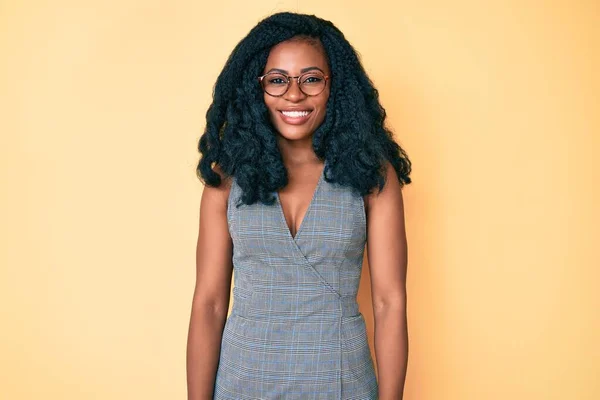 Hermosa Mujer Africana Vistiendo Vestido Negocios Gafas Que Ven Positivos —  Fotos de Stock