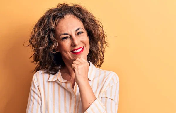 Mulher Morena Bonita Meia Idade Vestindo Camisa Listrada Sobre Fundo — Fotografia de Stock