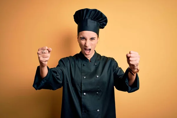Aşçı Üniforması Giyen Genç Güzel Bir Kadın Sarı Arka Planda — Stok fotoğraf