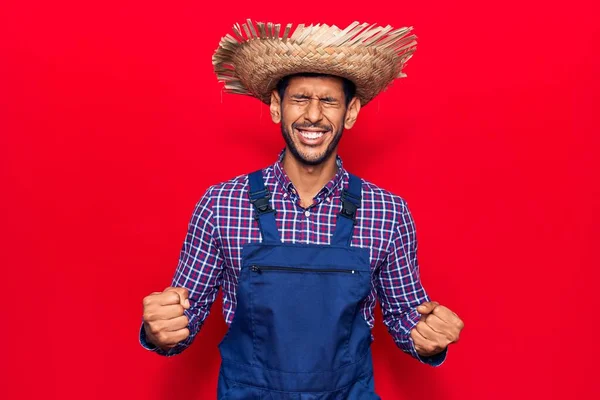 Çiftçilik Şapkası Önlük Takan Genç Latin Adam Başarı Için Heyecanlanıyor — Stok fotoğraf
