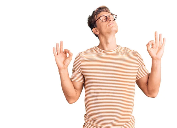 Joven Hombre Guapo Con Ropa Casual Gafas Relajarse Sonreír Con —  Fotos de Stock