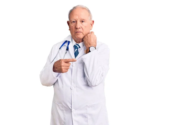Doktor Önlüğü Steteskop Giyen Yaşlı Beyaz Saçlı Yakışıklı Adam Saati — Stok fotoğraf