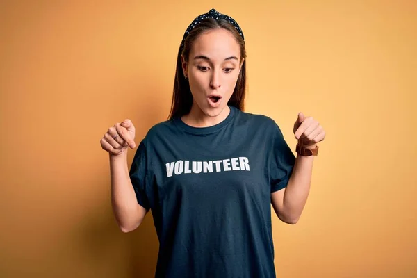 Νεαρή Όμορφη Γυναίκα Φορώντας Εθελοντής Shirt Κάνει Εθελοντισμό Πάνω Από — Φωτογραφία Αρχείου