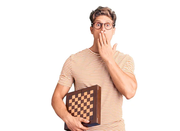 Ung Stilig Man Håller Schack Täcker Munnen Med Handen Chockad — Stockfoto