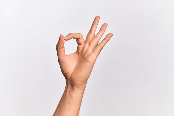 用手指在孤立的白色背景上伸出手指的高加索年轻人的手 表示认可的表情 用手指做一个不错的符号 — 图库照片