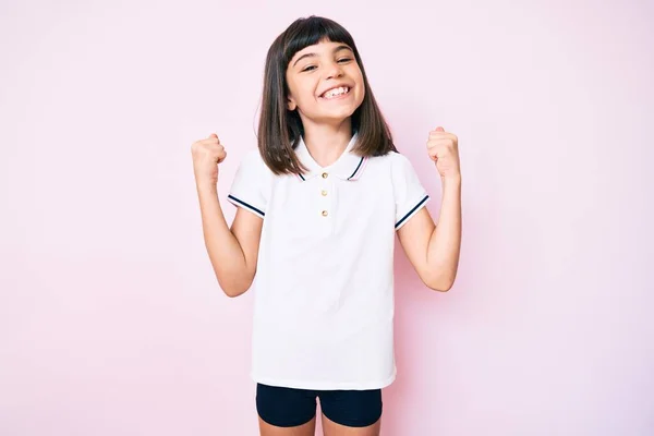 Niña Joven Con Flequillo Usando Ropa Deportiva Muy Feliz Emocionada —  Fotos de Stock