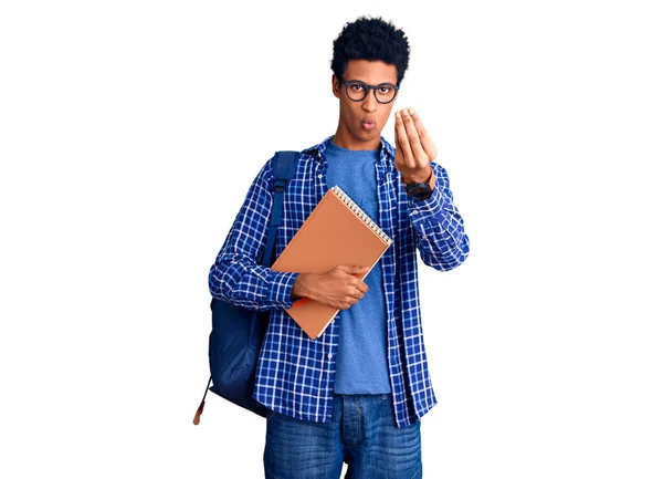 Giovane Uomo Afroamericano Che Indossa Zaino Studente Tenendo Libro Facendo — Foto Stock