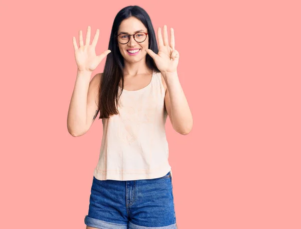 Joven Hermosa Mujer Caucásica Con Ropa Casual Gafas Que Muestran —  Fotos de Stock