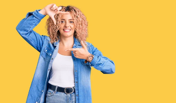 Jonge Blonde Vrouw Met Krullend Haar Draagt Casual Denim Jas — Stockfoto