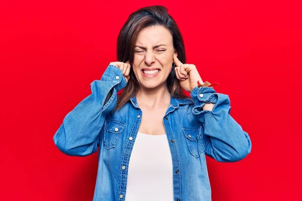 Ung Vacker Kvinna Bär Casual Kläder Täcker Öronen Med Fingrar — Stockfoto